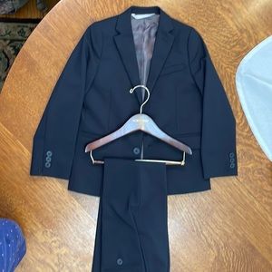 Nordstrom Navy Blue boys suit. Size 7. Never worn